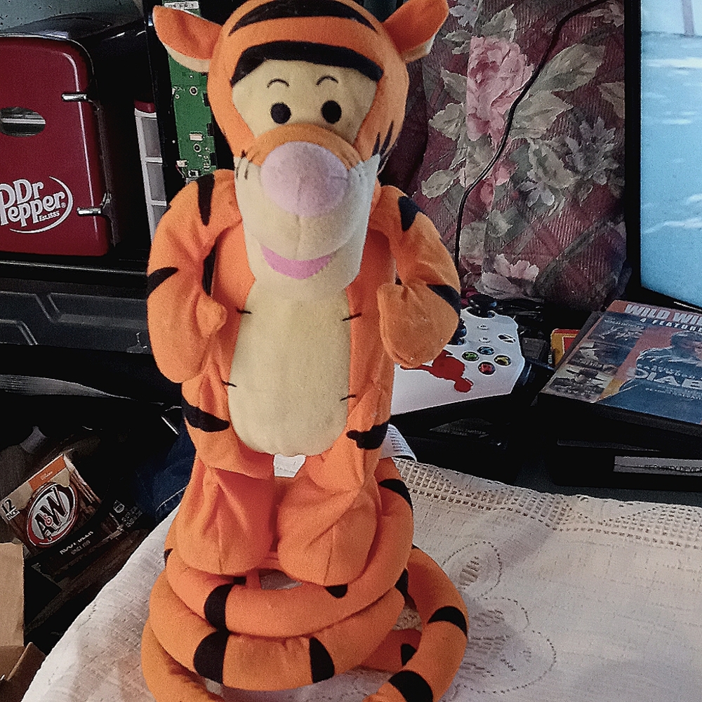 Bouncing Tigger pre-owned 13"